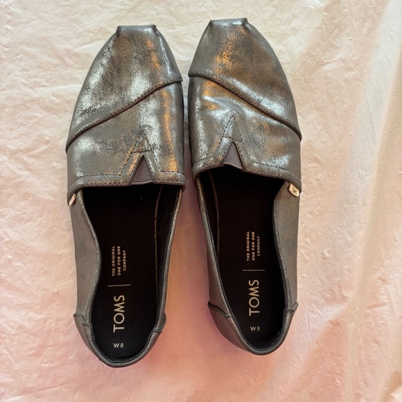TOMS Alparagatas metallic silver hole flexs Slip-On flats
SZ 8 NWOT main image 5
